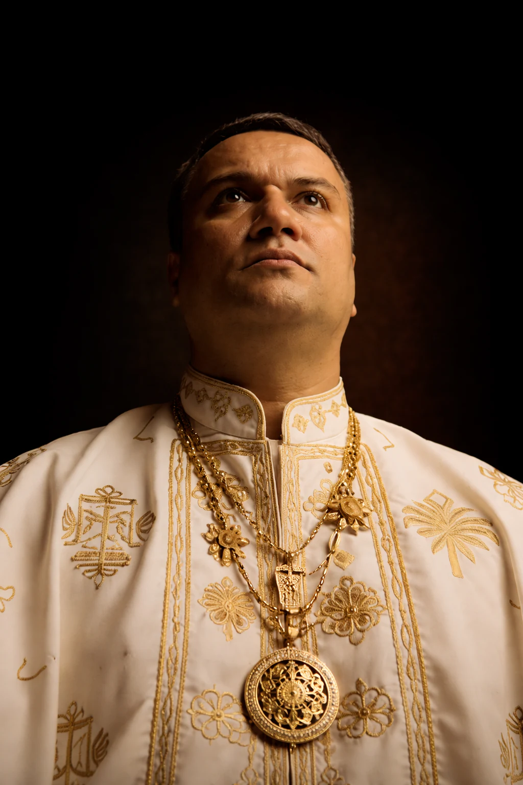 Retrato oficial de Carlos Eduardo Borges em vestimentas religiosas, olhando para o alto